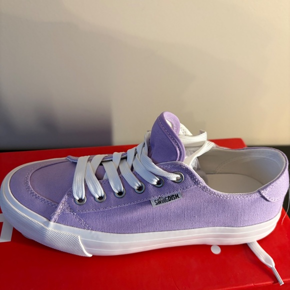 This is a pair of SwingDish Spikeless Lilac Canvas Traveler Shoes Size 8 - Picture 4 of 6